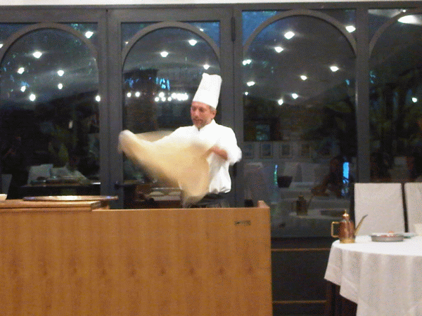 Chef allarga la pasta della focaccia
