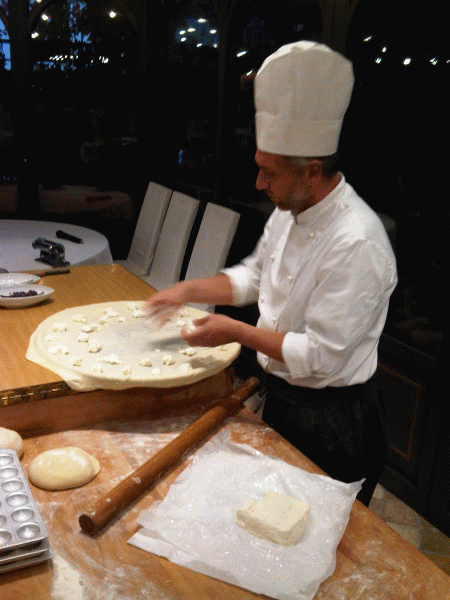 Chef lavora la pasta della focaccia
