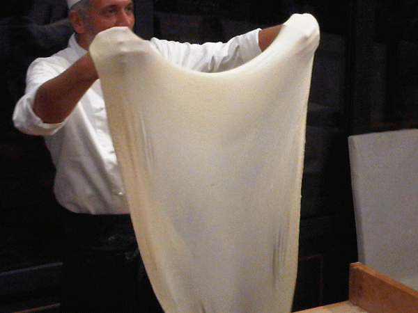 Chef mostra la pasta della focaccia di Recco