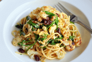 spaghetti alla siciliana con uvetta