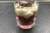 Tiramisù alle fragole in bicchiere