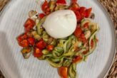 Burrata su piatto di verdure